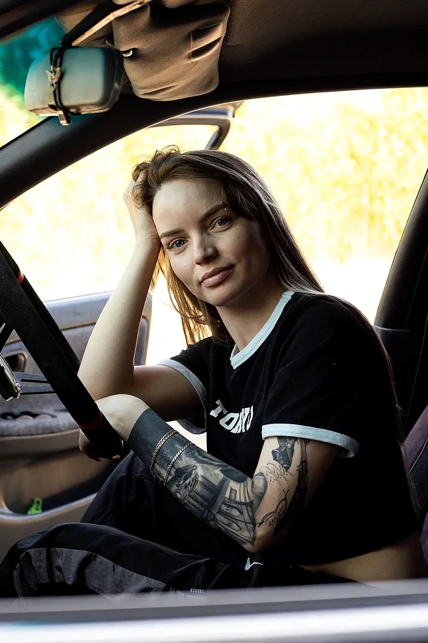 Елена Ханго в автомобиле